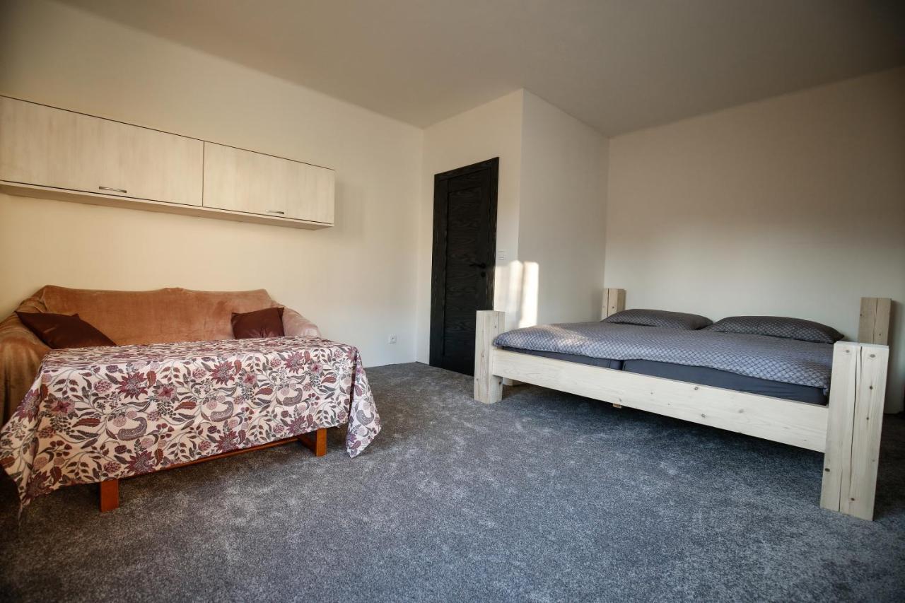 Apartman Devade Se Dvema Loznicemi A Wifi Pripojenim Trutnov Exterior photo